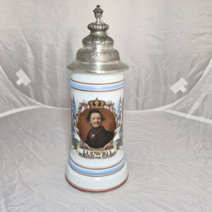 Sammel-Bierkrug aus Porzellan mit einem Zinndeckel, der das Porträt von König Ludwig II. von Bayern